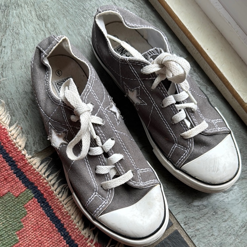 Gray and White Sneakers with Classic Low-Top Design and Rubber Sole